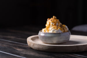 Mehr über den Artikel erfahren Haselnuss-Liebe im Glas: Eisbecher mit Krokant, Karamell & Likör zum Dahinschmelzen