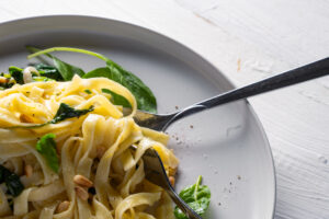 Mehr über den Artikel erfahren Vegane One Pot Pasta mit Zitronensahne und Spinat: cremig, frisch & schnell gemacht