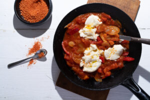 Mehr über den Artikel erfahren Feuriges Shakshuka mit Tofu-Ei: Frühstück mal anders genießen