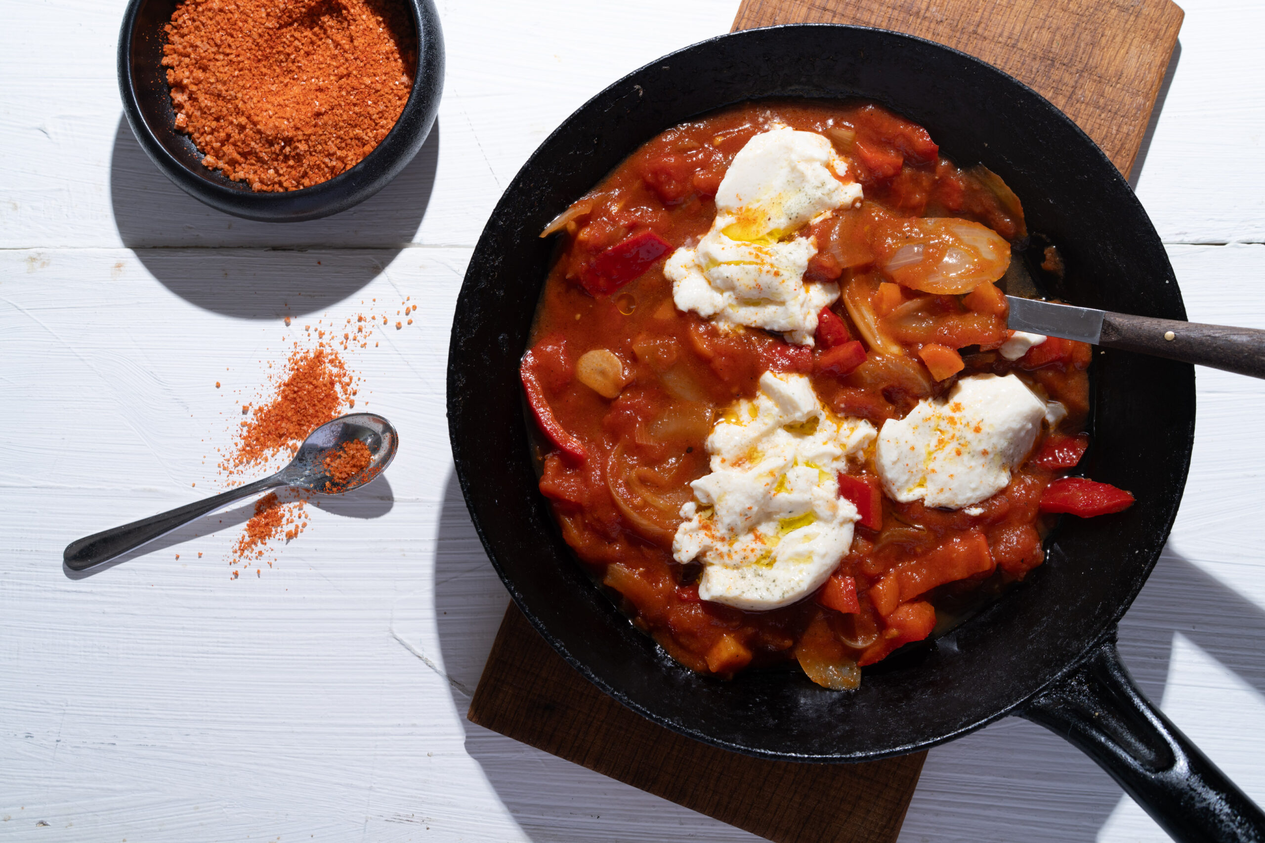 Du betrachtest gerade Feuriges Shakshuka mit Tofu-Ei: Frühstück mal anders genießen